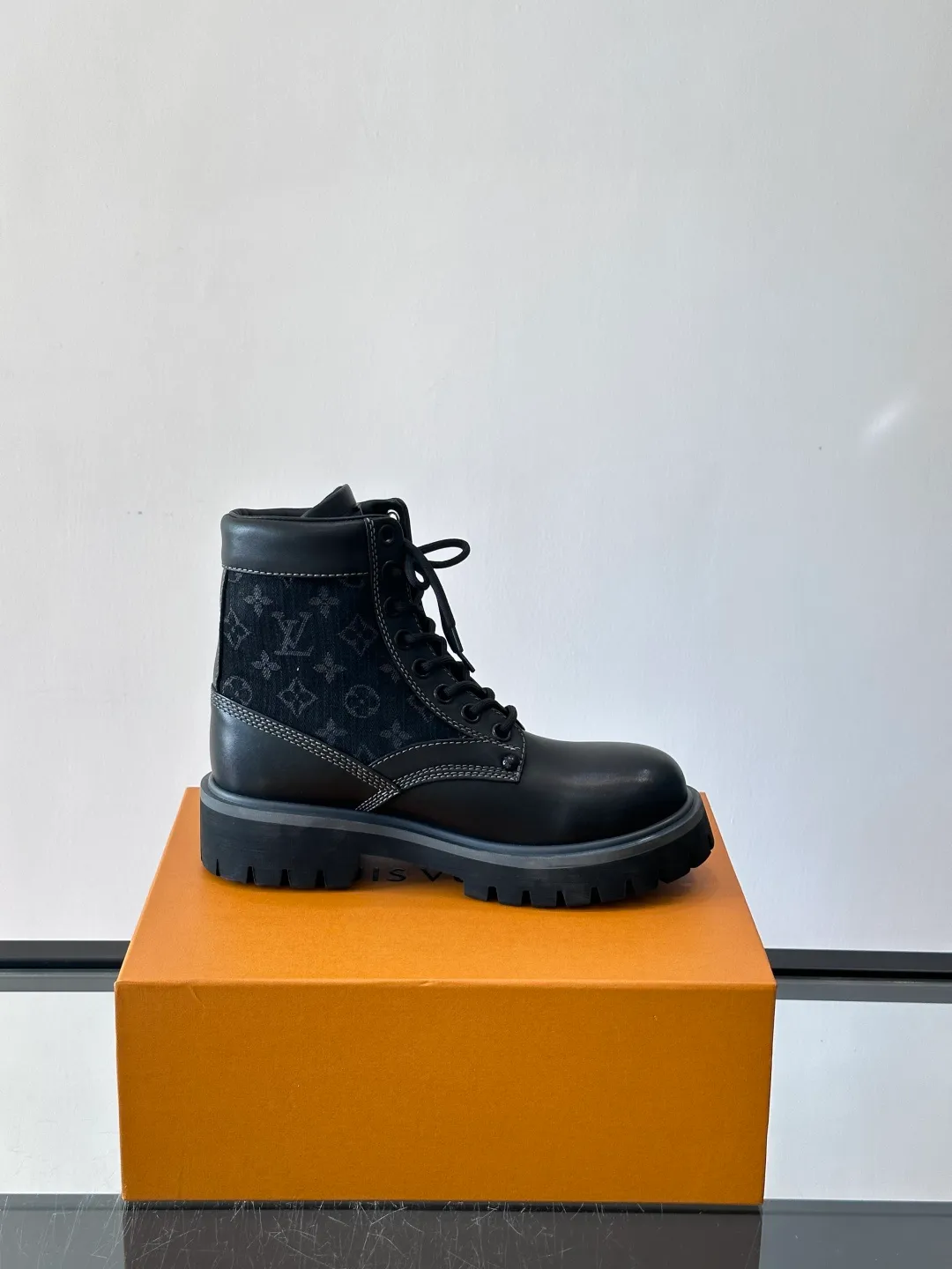 [L Home] Top P: 920💰 Size: 39-44 (45 can be customized) LOUIS VUITTON Louis Vuitton ss25 LV Donkey brand new thick-soled lace-up big-toe shoes men's casual shoes high-top short boots. These boots are crafted from top-grain calf leather for a lightweight and comfortable fit. The thick EVA outsole is embellished with eye-catching ridges, and the trendy attitude of being both strong and soft makes it an everyday choice. ✔Upper: imported first-layer cowhide ✔Lining: cowhide ✔Outsole: original molded outsole